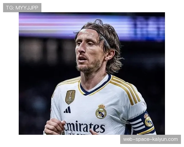 特写：37岁的莫德里奇打满全场，赛后获伯纳乌全场起立鼓掌