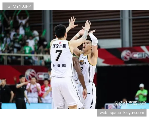 特写:郭艾伦关键抢断后长传助攻张镇麟完成空中接力 特写:郭艾伦关键抢断后长传助攻张镇麟完成空中接力