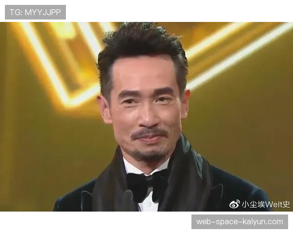 于帕梅卡诺拄拐观看夺冠颁奖礼，与队友庆祝时眼泛泪光